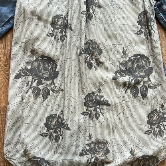 Natural Reflections Chambray rose pattern long sleeve button down top - Picture 3 of 8